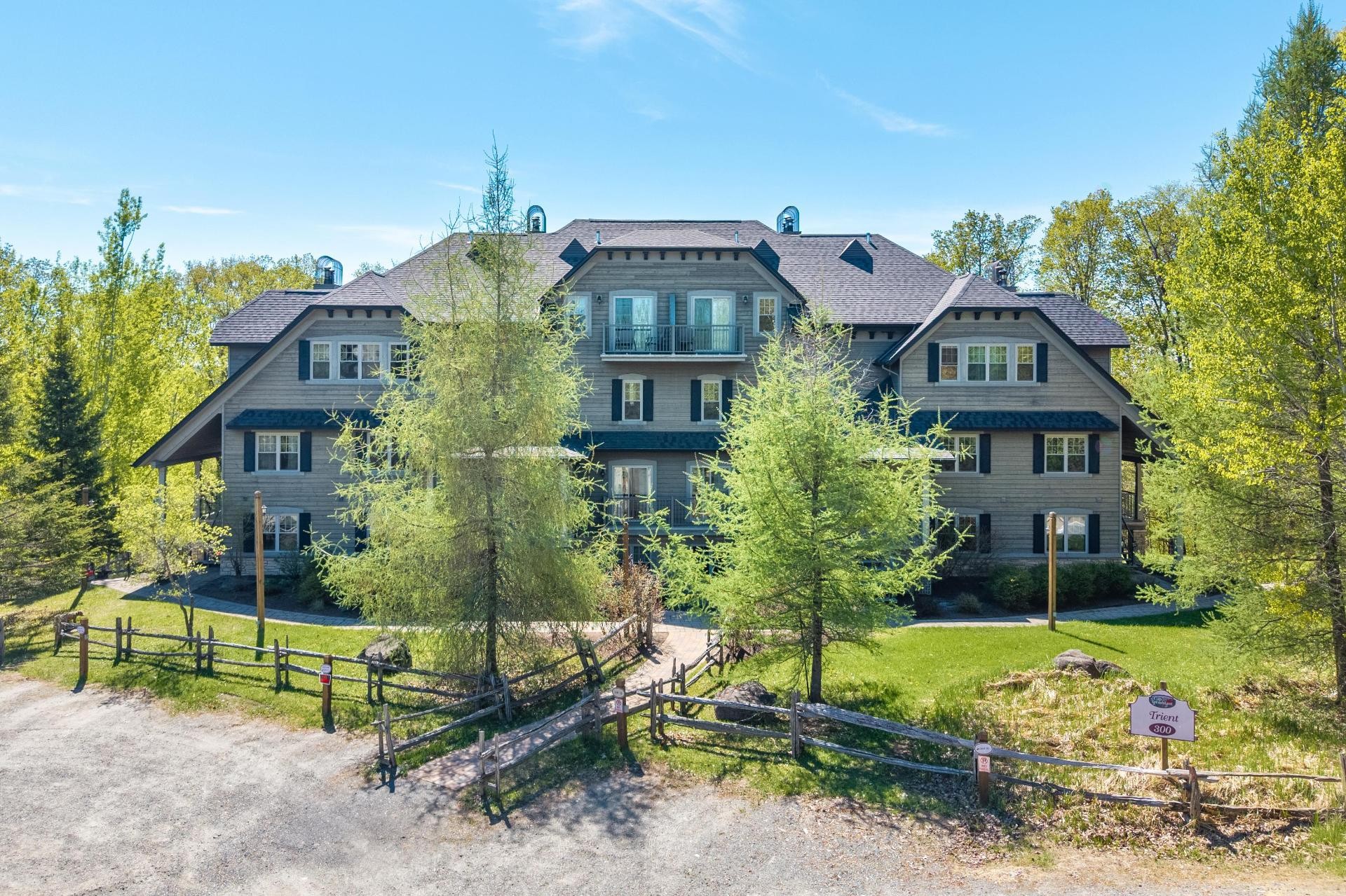 









300


Rue du Mont-Plaisant

, 4,
Mont-Tremblant,




QC
J8E1L2

