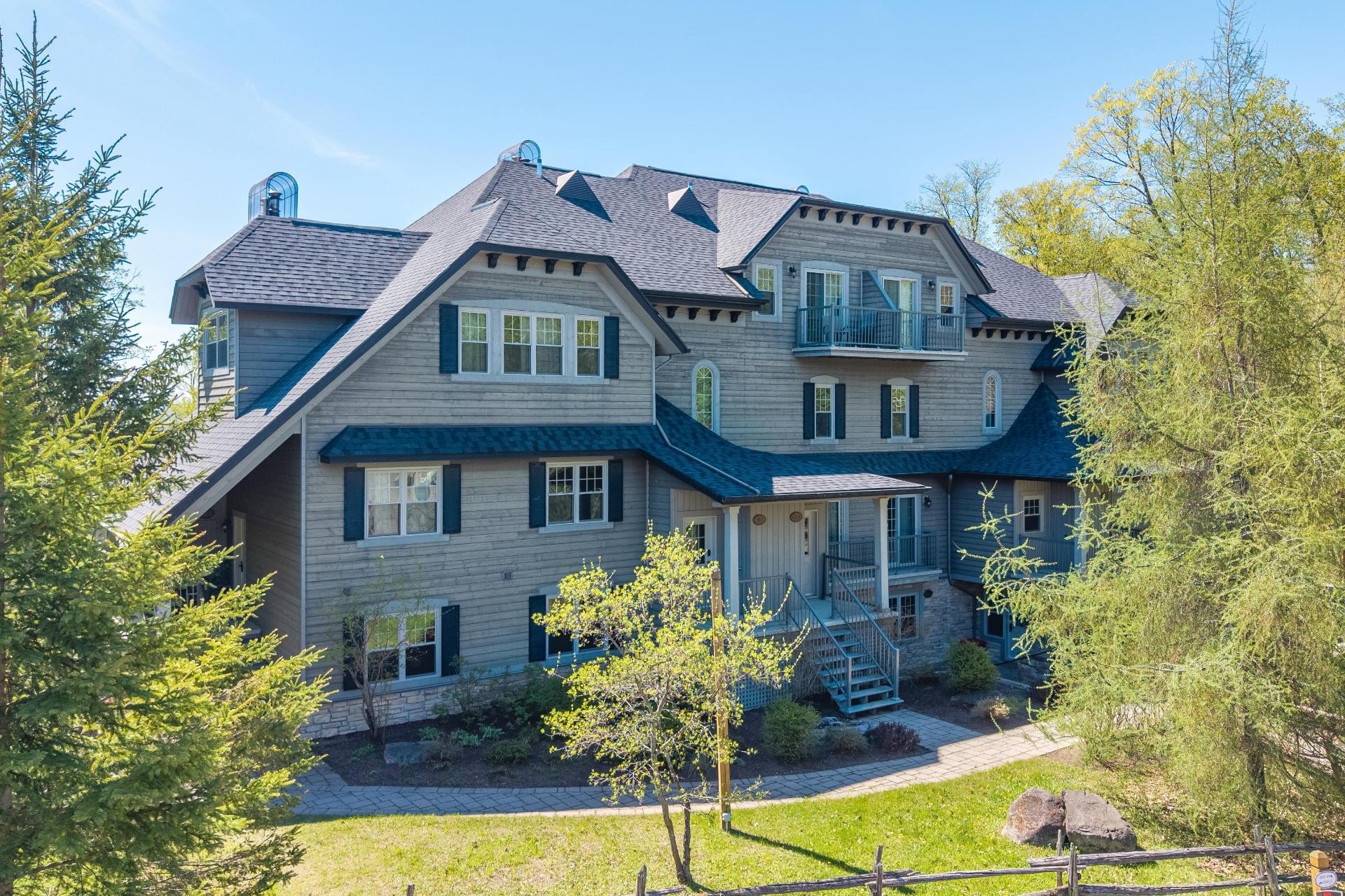 









300


Rue du Mont-Plaisant

, 4,
Mont-Tremblant,




QC
J8E1L2

