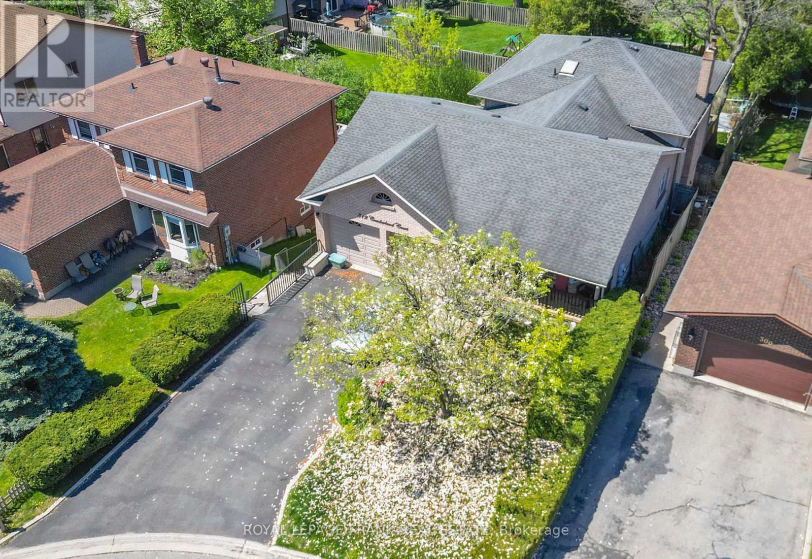 












312 CUMBERLAND COURT

,
Oshawa (Donevan),




Ontario
L1H8E7

