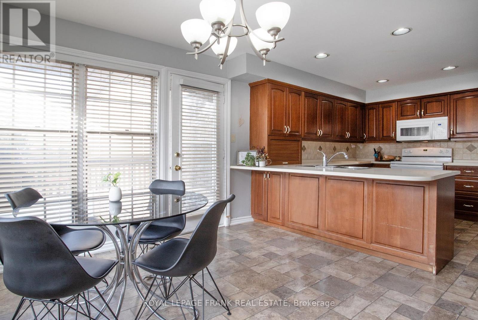 












312 CUMBERLAND COURT

,
Oshawa (Donevan),




Ontario
L1H8E7

