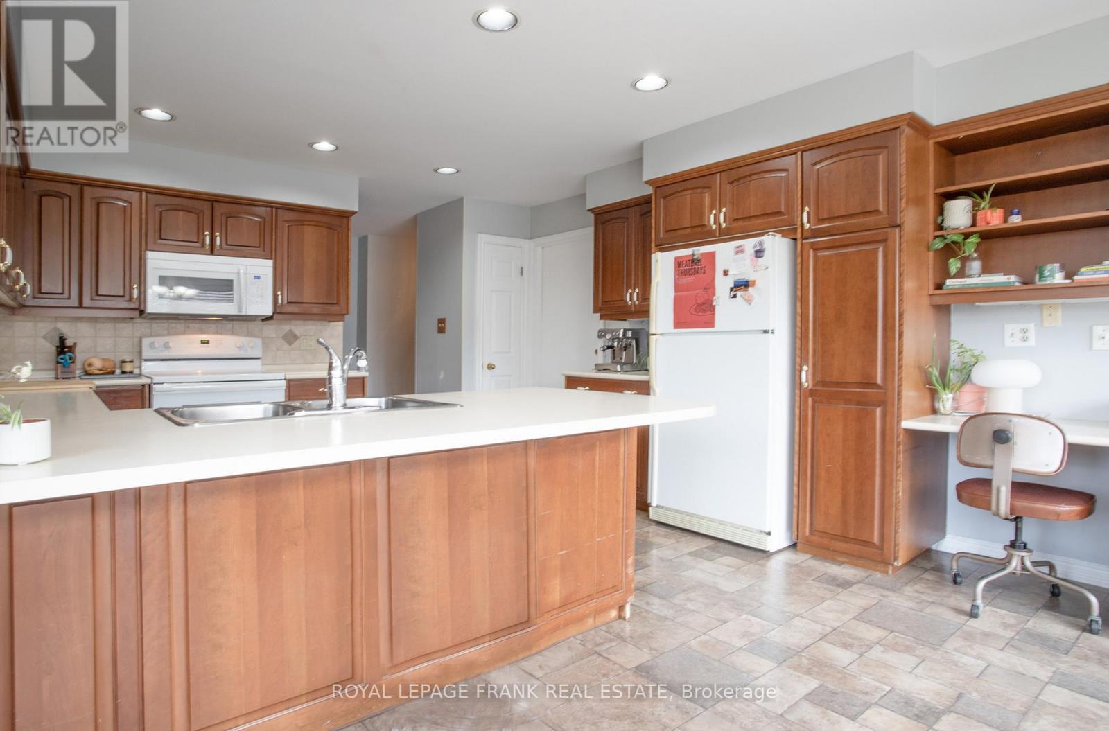 












312 CUMBERLAND COURT

,
Oshawa (Donevan),




Ontario
L1H8E7

