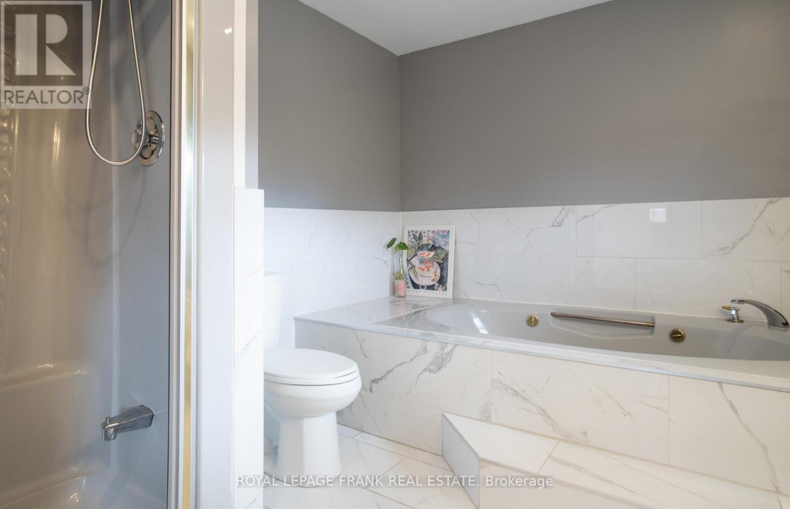 












312 CUMBERLAND COURT

,
Oshawa (Donevan),




Ontario
L1H8E7

