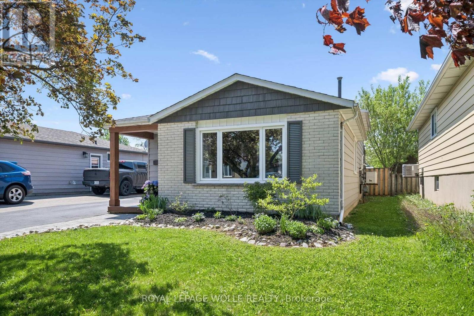 












34 ASPEN CRESCENT

,
Woolwich,




Ontario
N3B1J8

