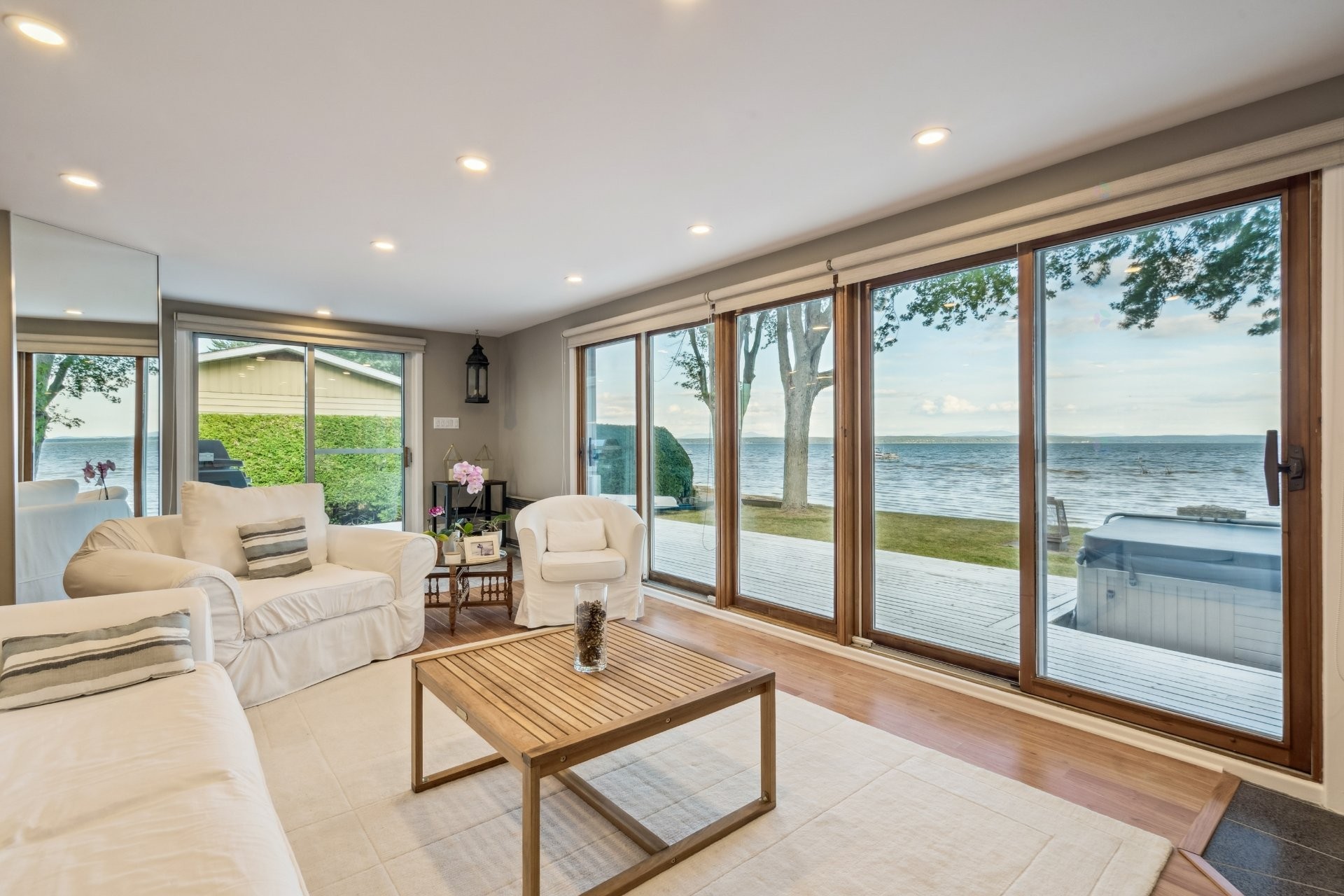 









724


Av. de Venise O.

,
Venise-en-Québec,




QC
J0J2K0

