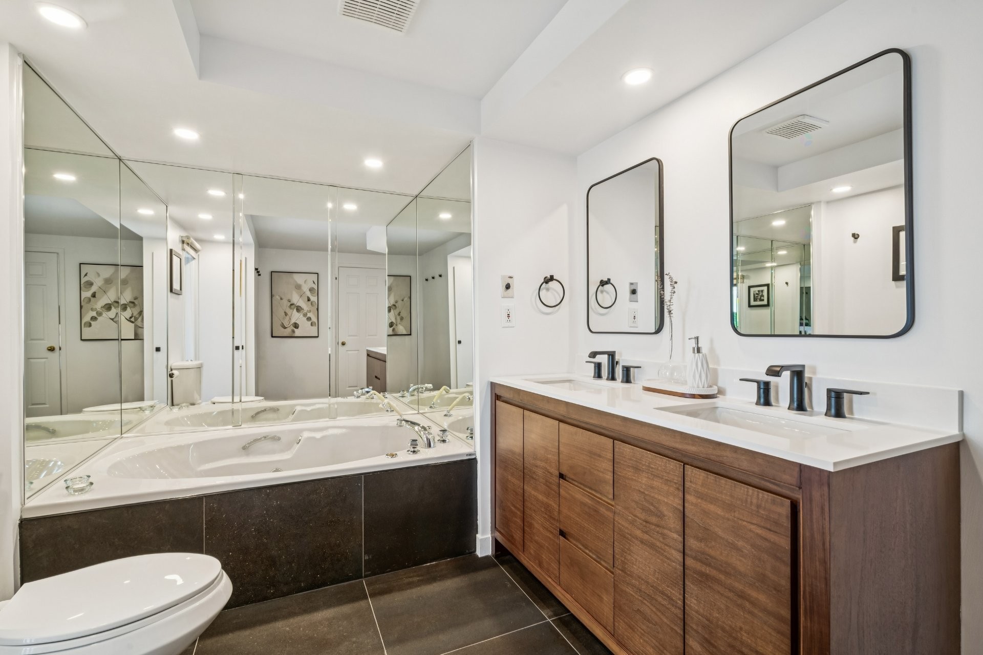 









724


Av. de Venise O.

,
Venise-en-Québec,




QC
J0J2K0

