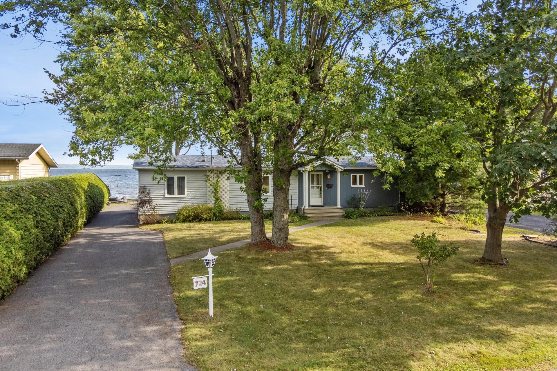 









724


Av. de Venise O.

,
Venise-en-Québec,




QC
J0J2K0

