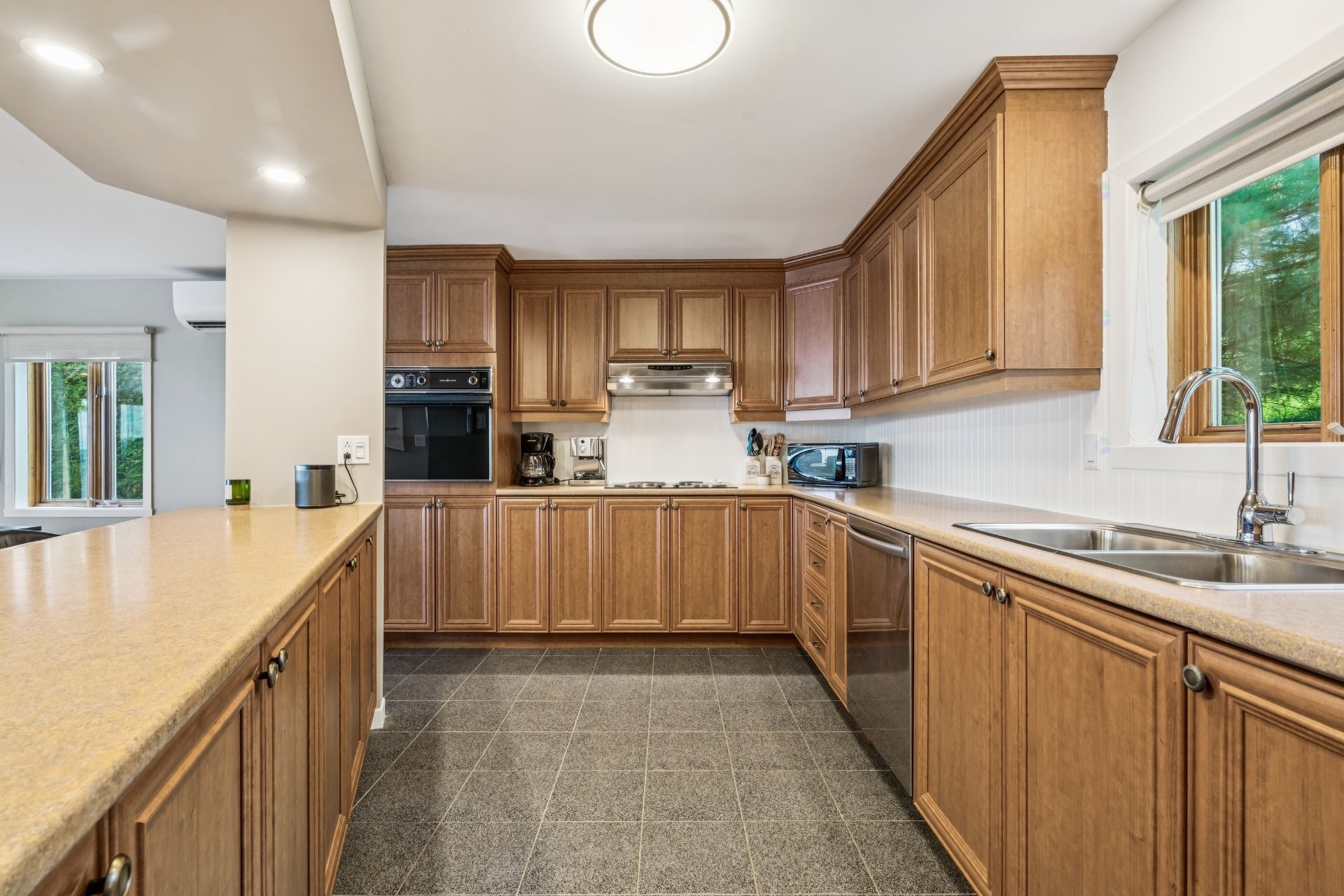









724


Av. de Venise O.

,
Venise-en-Québec,




QC
J0J2K0

