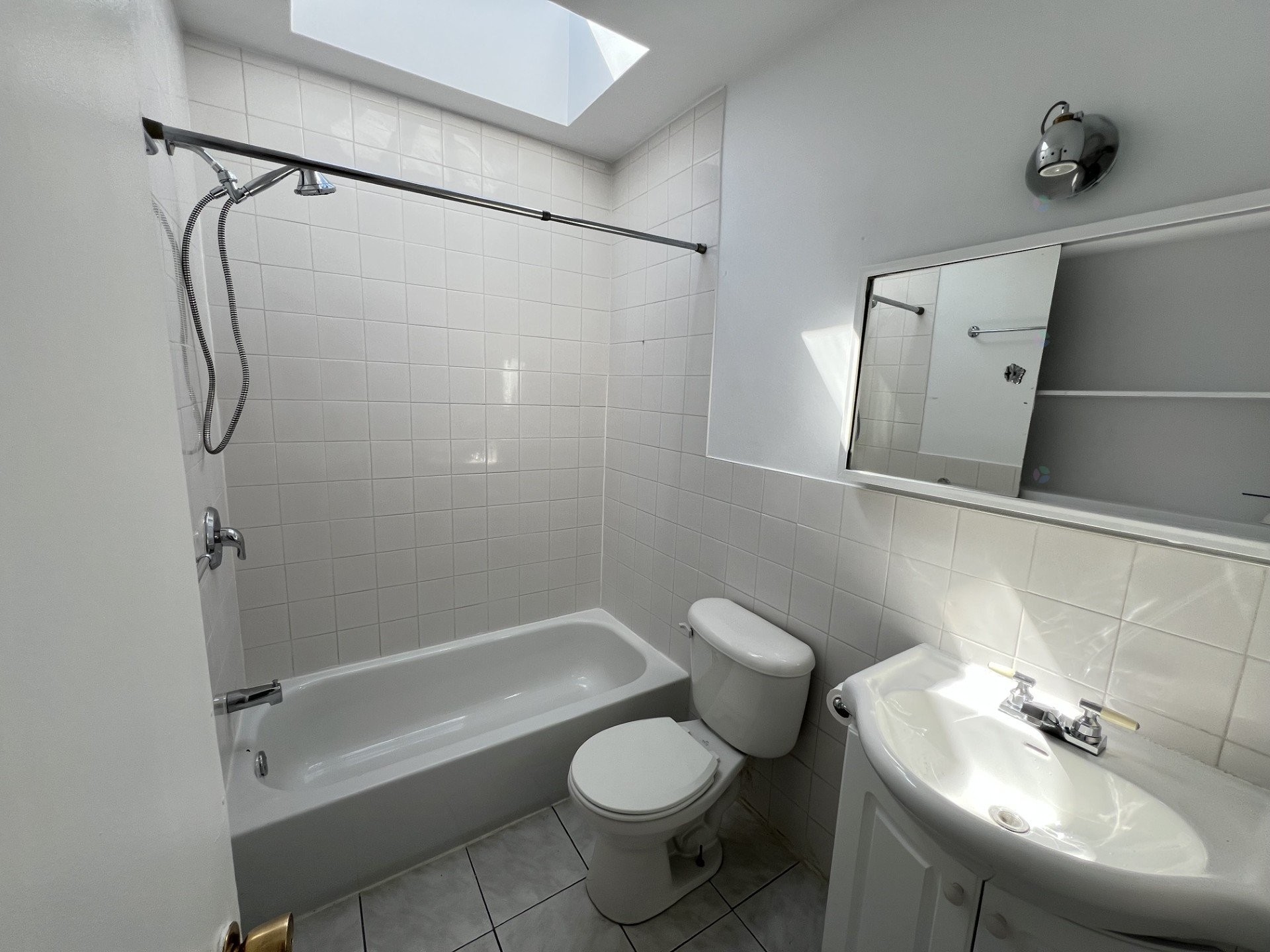 









993


Rue Melville

,
Laval (Chomedey),




QC
H7W4E6

