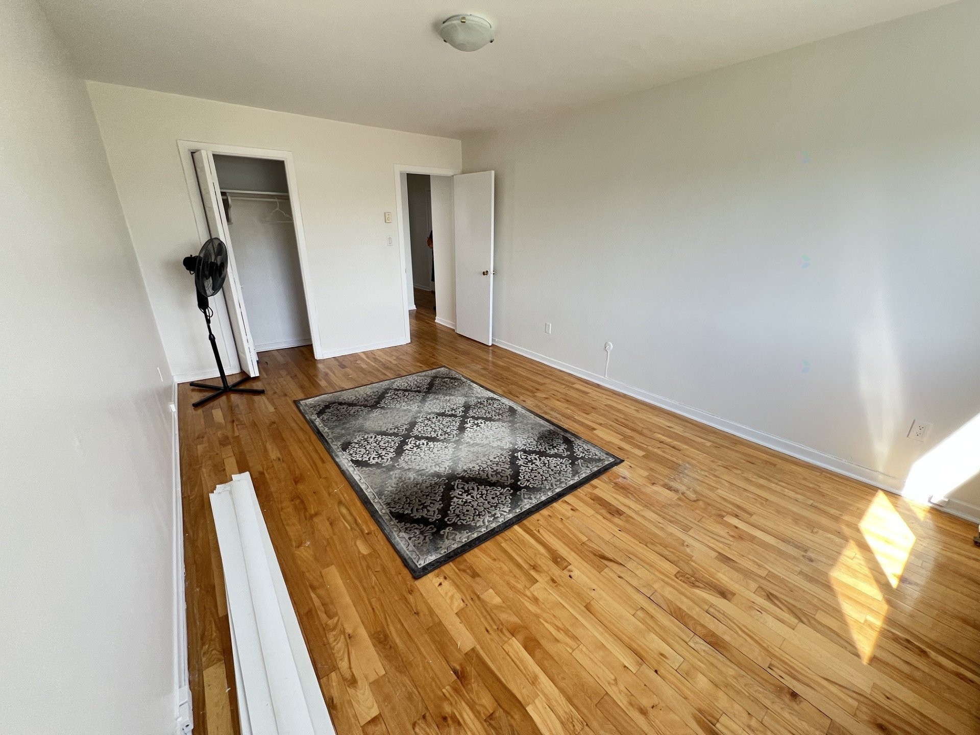 









993


Rue Melville

,
Laval (Chomedey),




QC
H7W4E6

