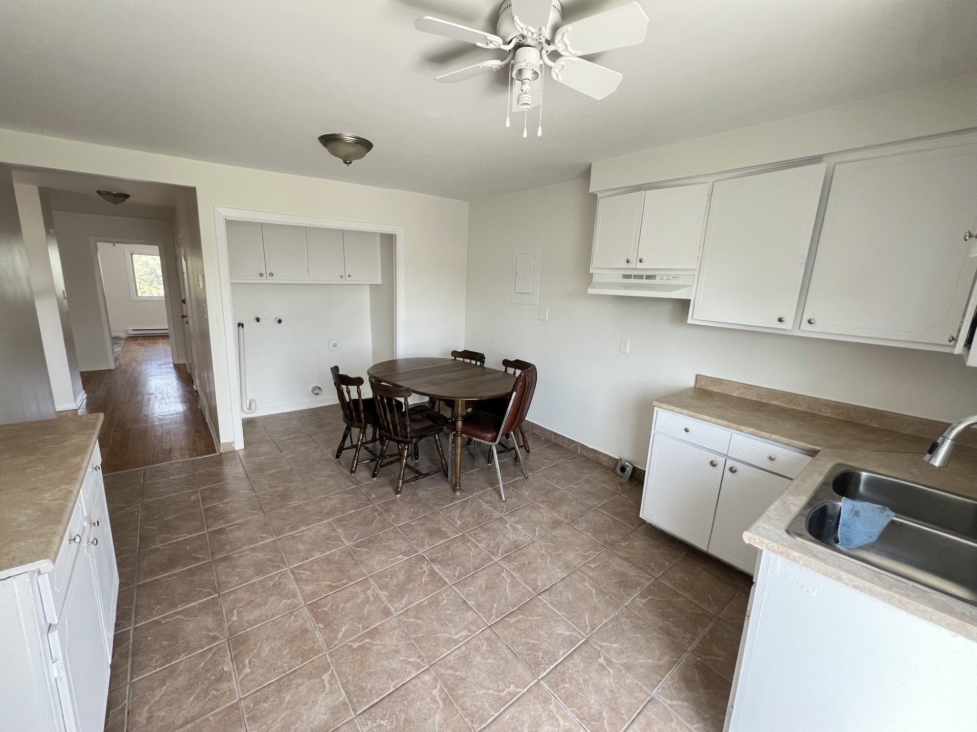 









993


Rue Melville

,
Laval (Chomedey),




QC
H7W4E6

