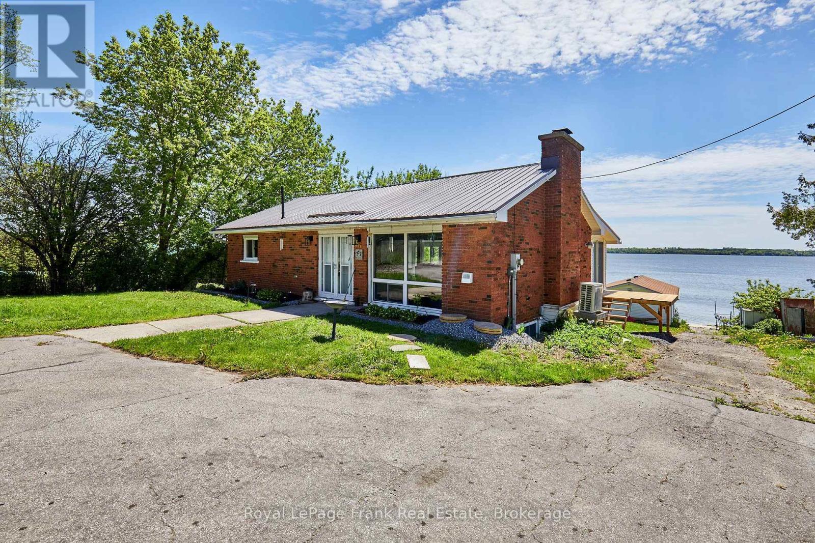












36 SUMMER DRIVE

,
Kawartha Lakes (Little Britain),




Ontario
K0M2C0


