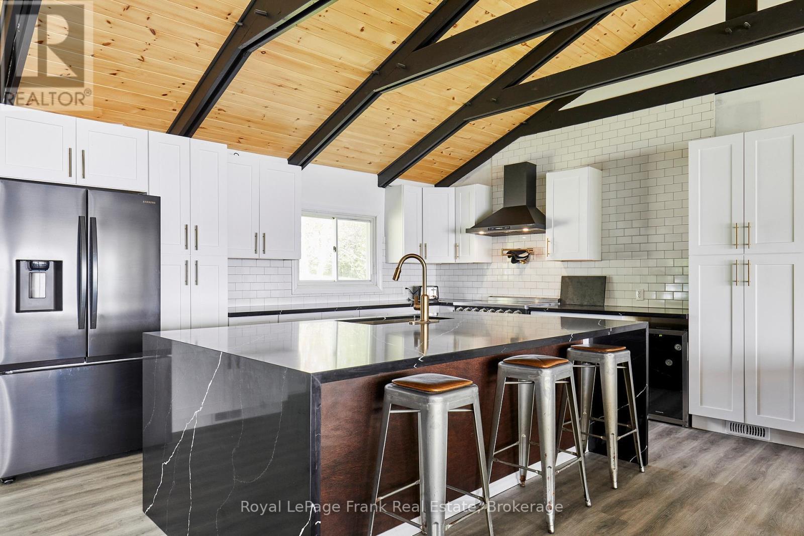 












36 SUMMER DRIVE

,
Kawartha Lakes (Little Britain),




Ontario
K0M2C0

