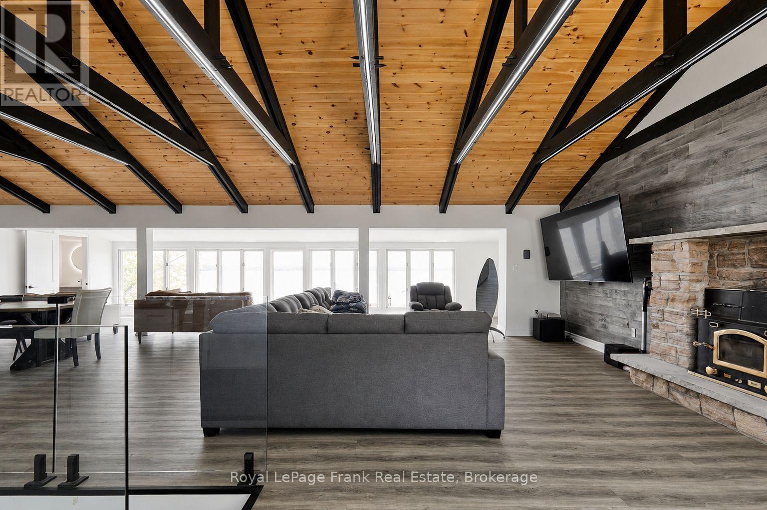 












36 SUMMER DRIVE

,
Kawartha Lakes (Little Britain),




Ontario
K0M2C0

