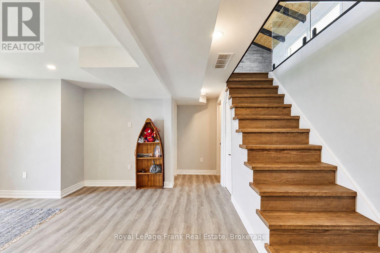 












36 SUMMER DRIVE

,
Kawartha Lakes (Little Britain),




Ontario
K0M2C0

