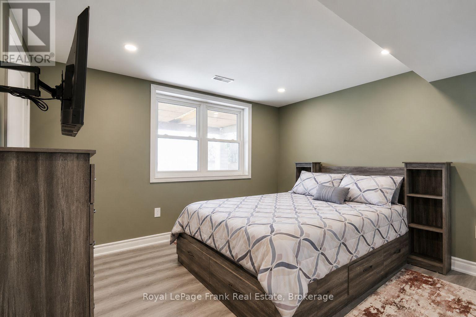 












36 SUMMER DRIVE

,
Kawartha Lakes (Little Britain),




Ontario
K0M2C0

