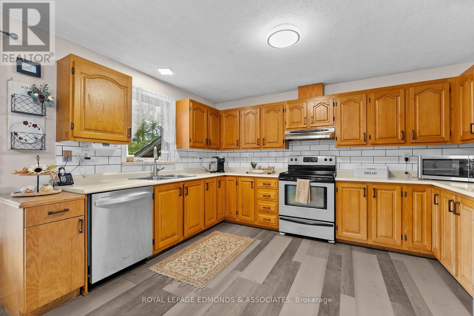 












164 GARDEN LAKE TRAIL

,
Whitewater Region,




Ontario
K0J1Y0

