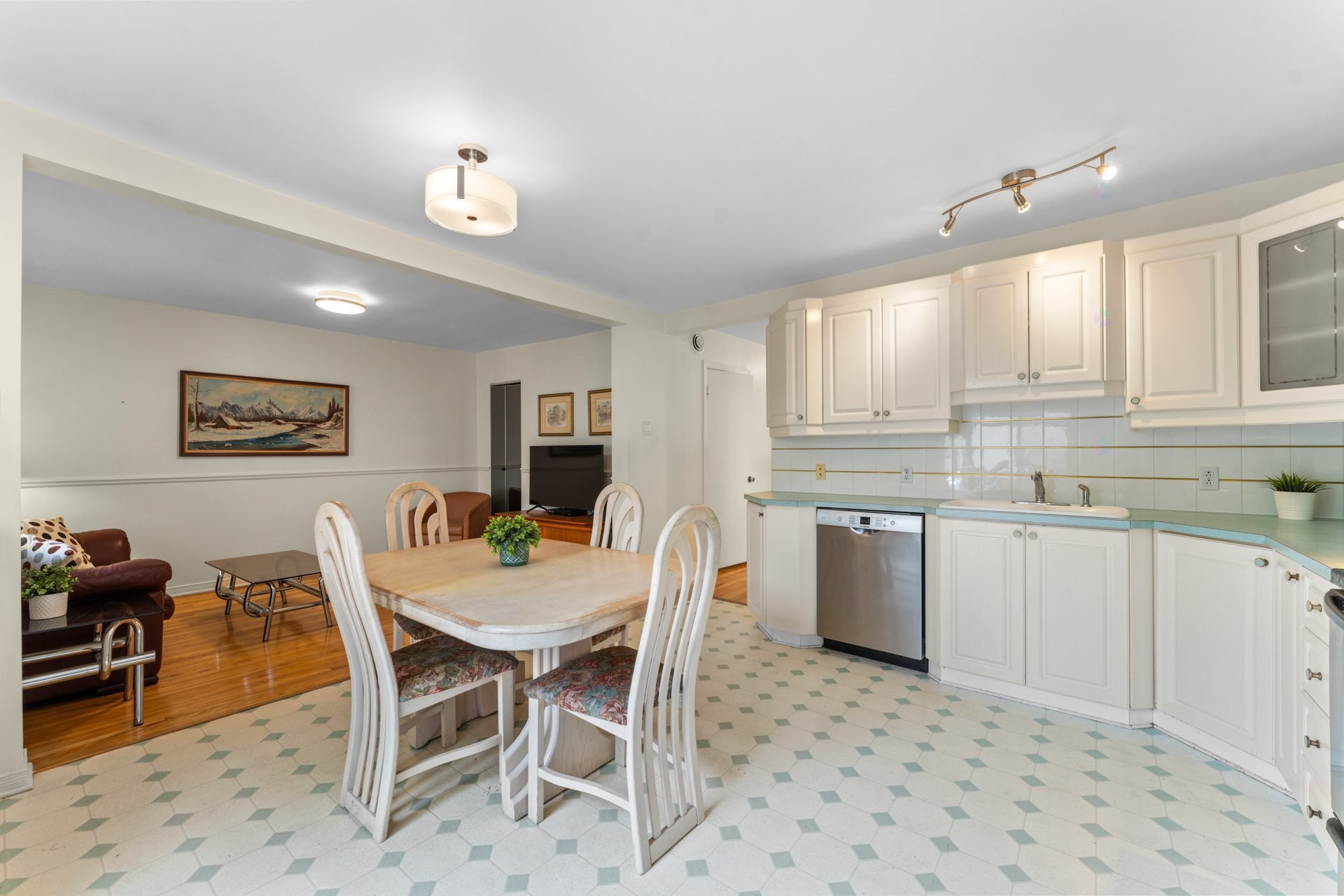 









2545


Av. Mercier

,
Montréal (Mercier/Hochelaga-Maisonneuve),




QC
H1L5H5

