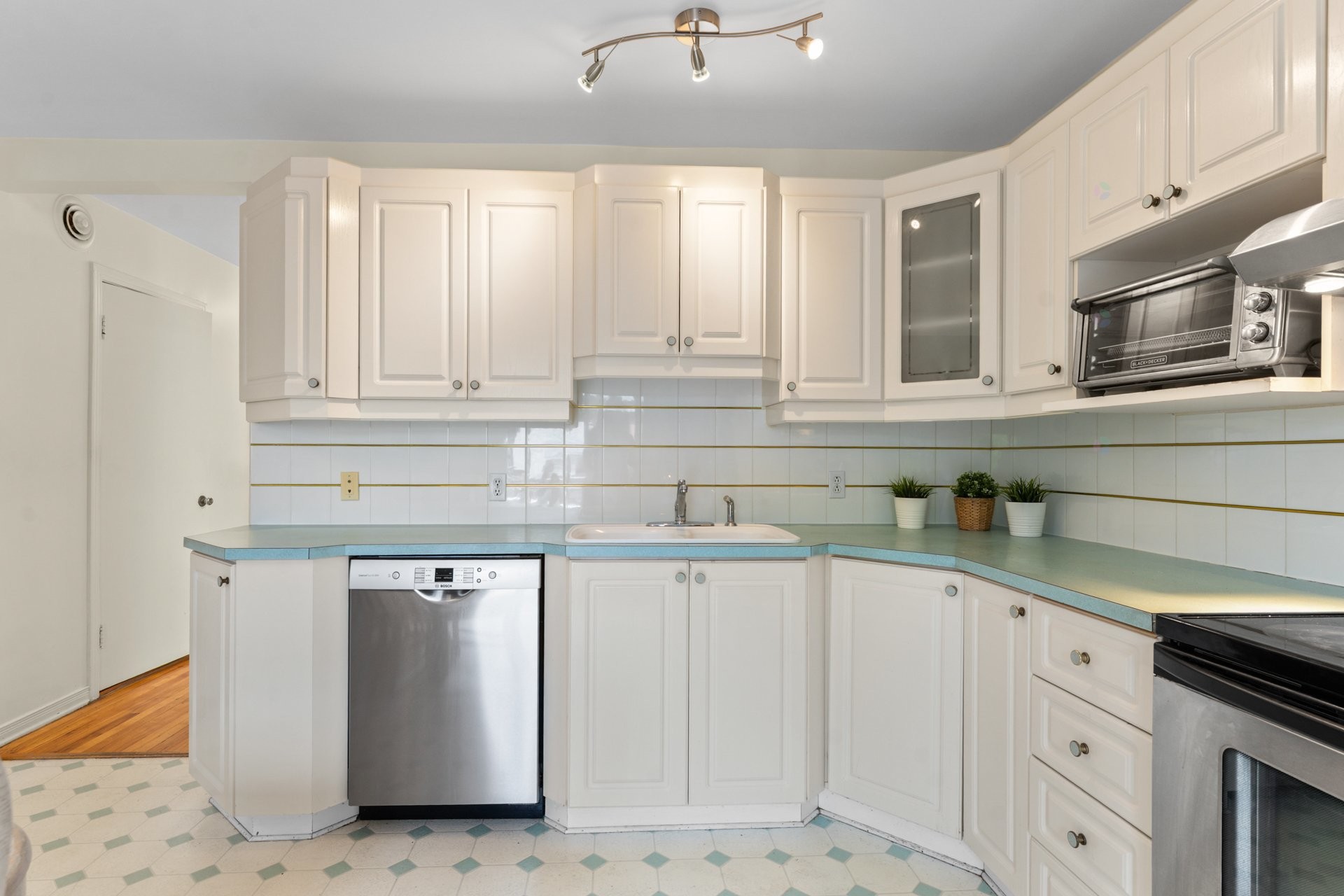 









2545


Av. Mercier

,
Montréal (Mercier/Hochelaga-Maisonneuve),




QC
H1L5H5

