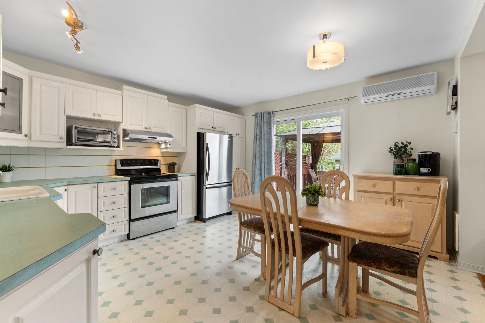 









2545


Av. Mercier

,
Montréal (Mercier/Hochelaga-Maisonneuve),




QC
H1L5H5

