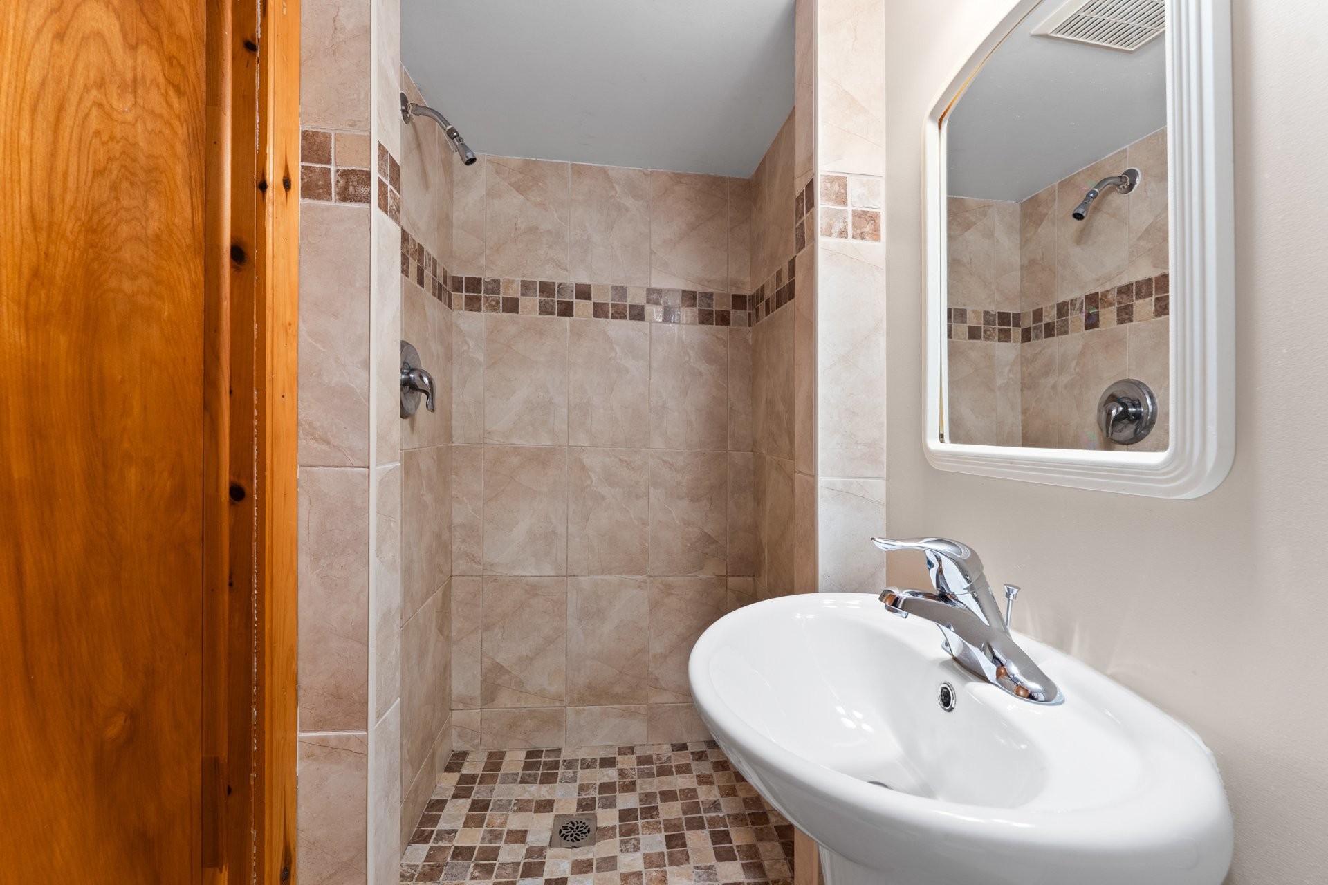 









2545


Av. Mercier

,
Montréal (Mercier/Hochelaga-Maisonneuve),




QC
H1L5H5

