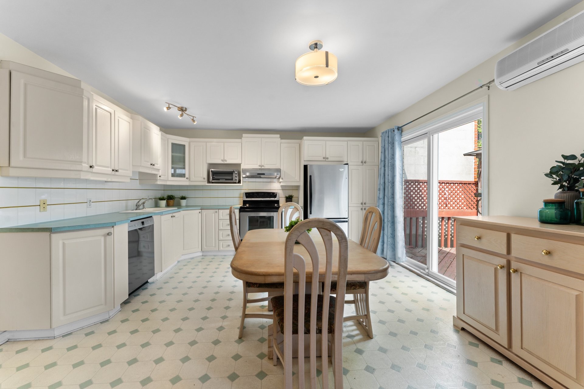 









2545


Av. Mercier

,
Montréal (Mercier/Hochelaga-Maisonneuve),




QC
H1L5H5

