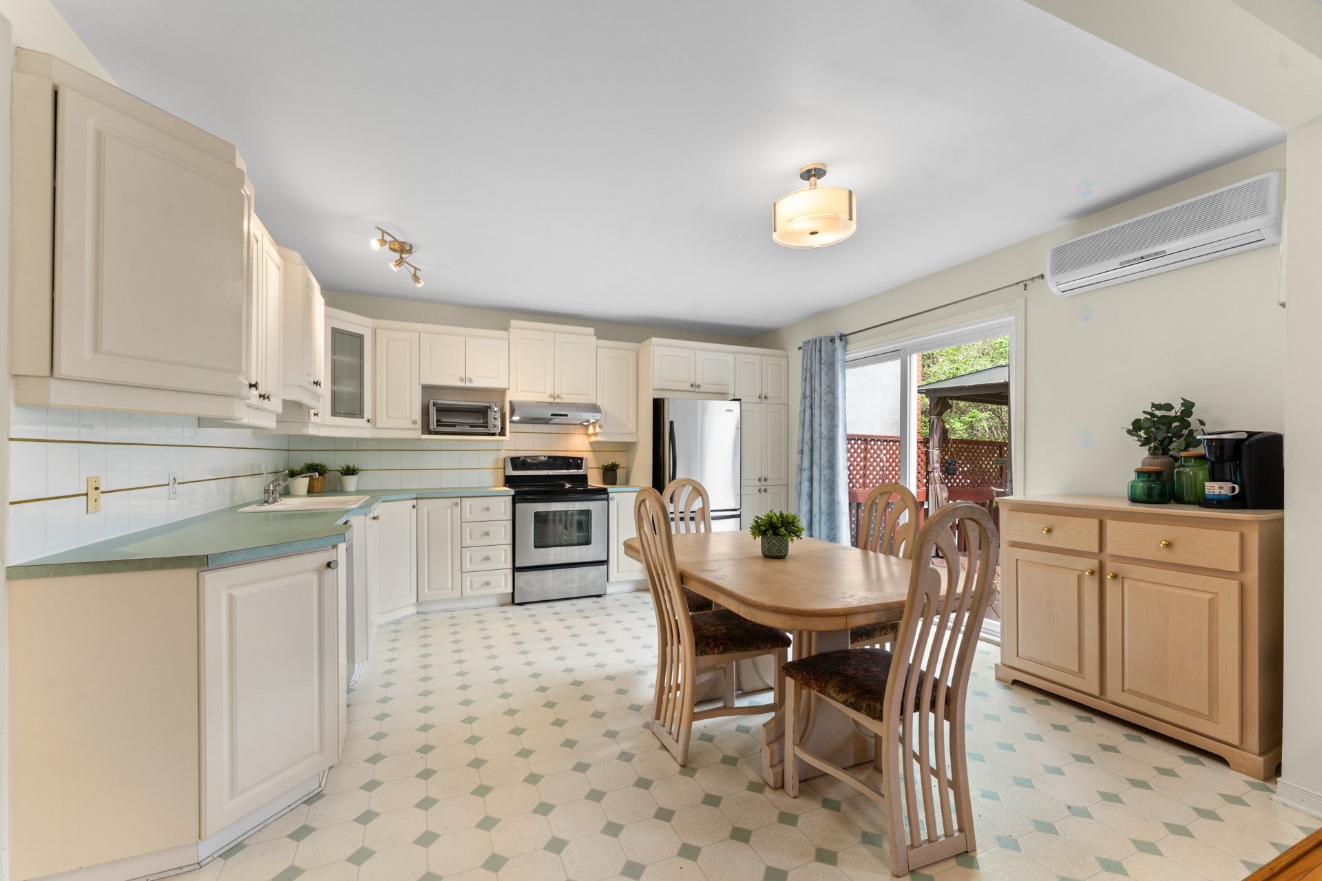 









2545


Av. Mercier

,
Montréal (Mercier/Hochelaga-Maisonneuve),




QC
H1L5H5

