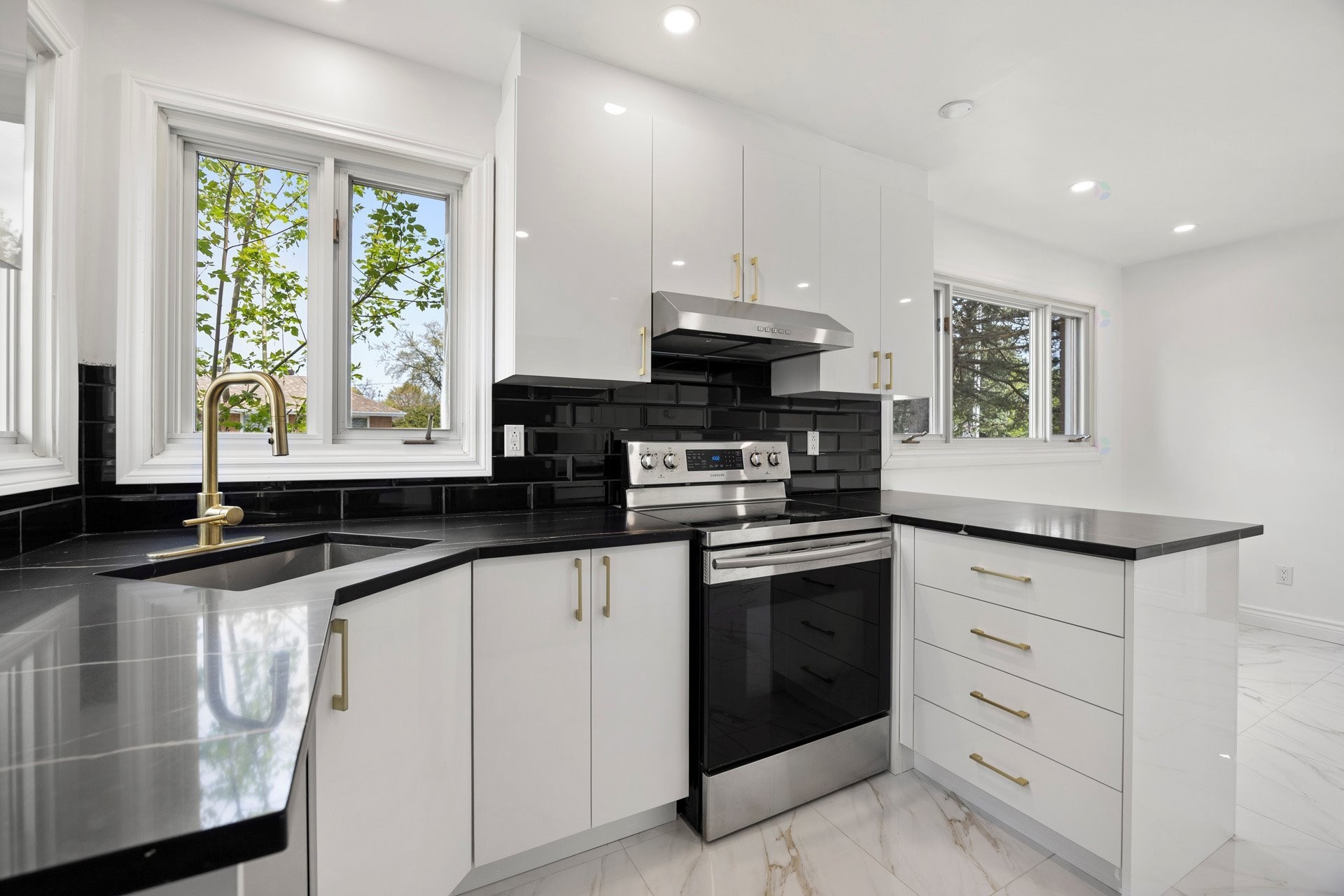 









552


Rue Hugo

,
Laval (Fabreville),




QC
H7P3L9

