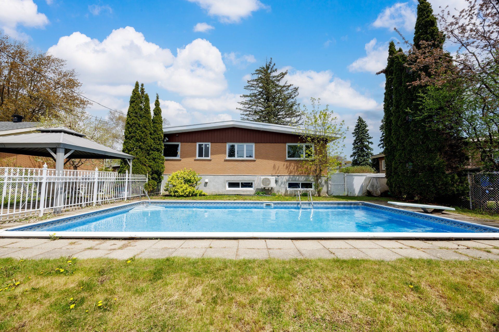 









552


Rue Hugo

,
Laval (Fabreville),




QC
H7P3L9

