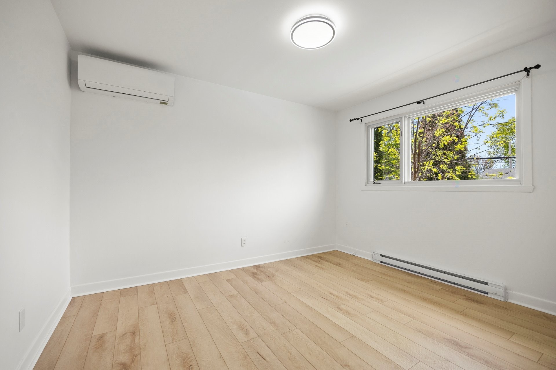 









552


Rue Hugo

,
Laval (Fabreville),




QC
H7P3L9

