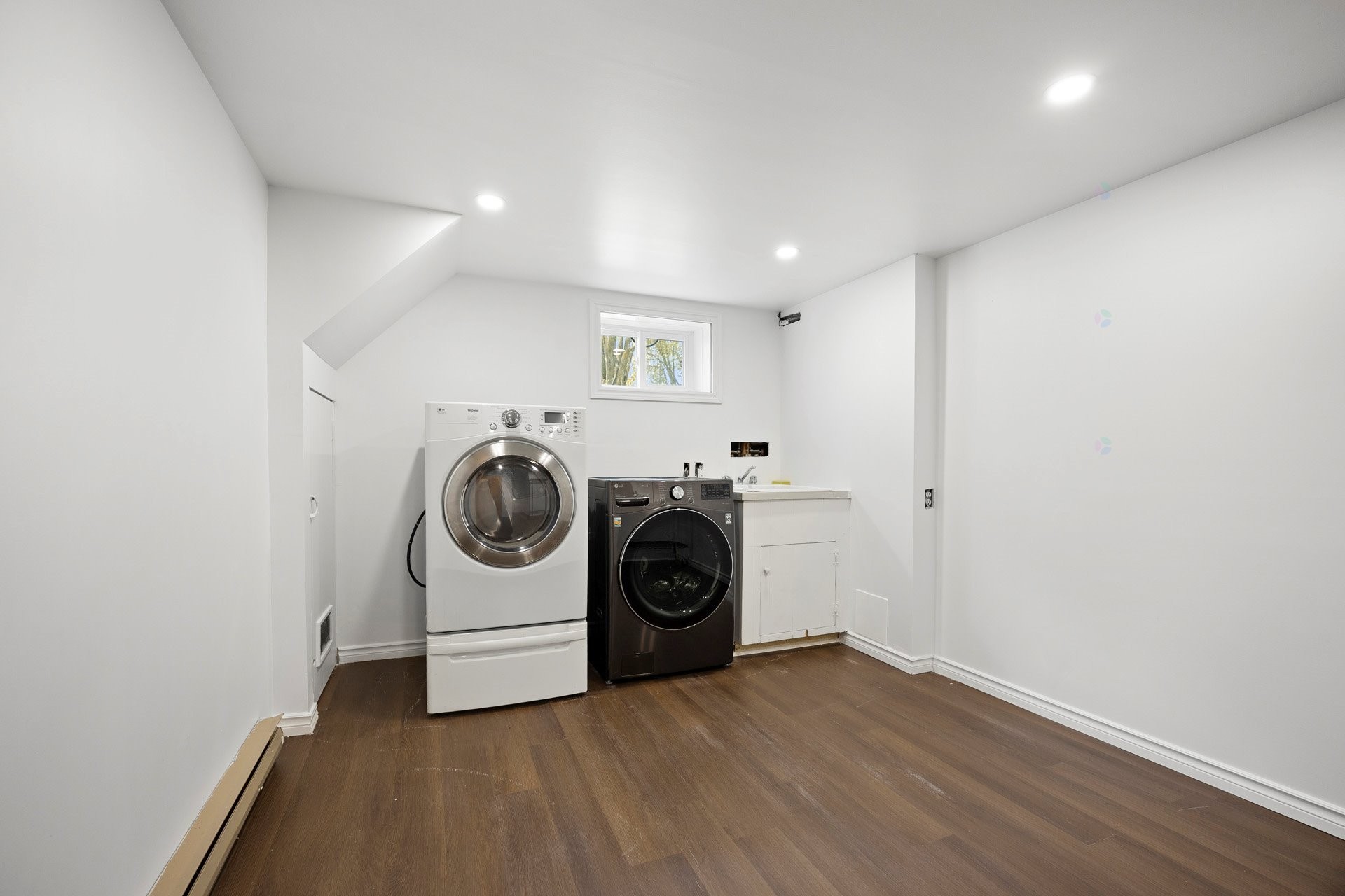









552


Rue Hugo

,
Laval (Fabreville),




QC
H7P3L9

