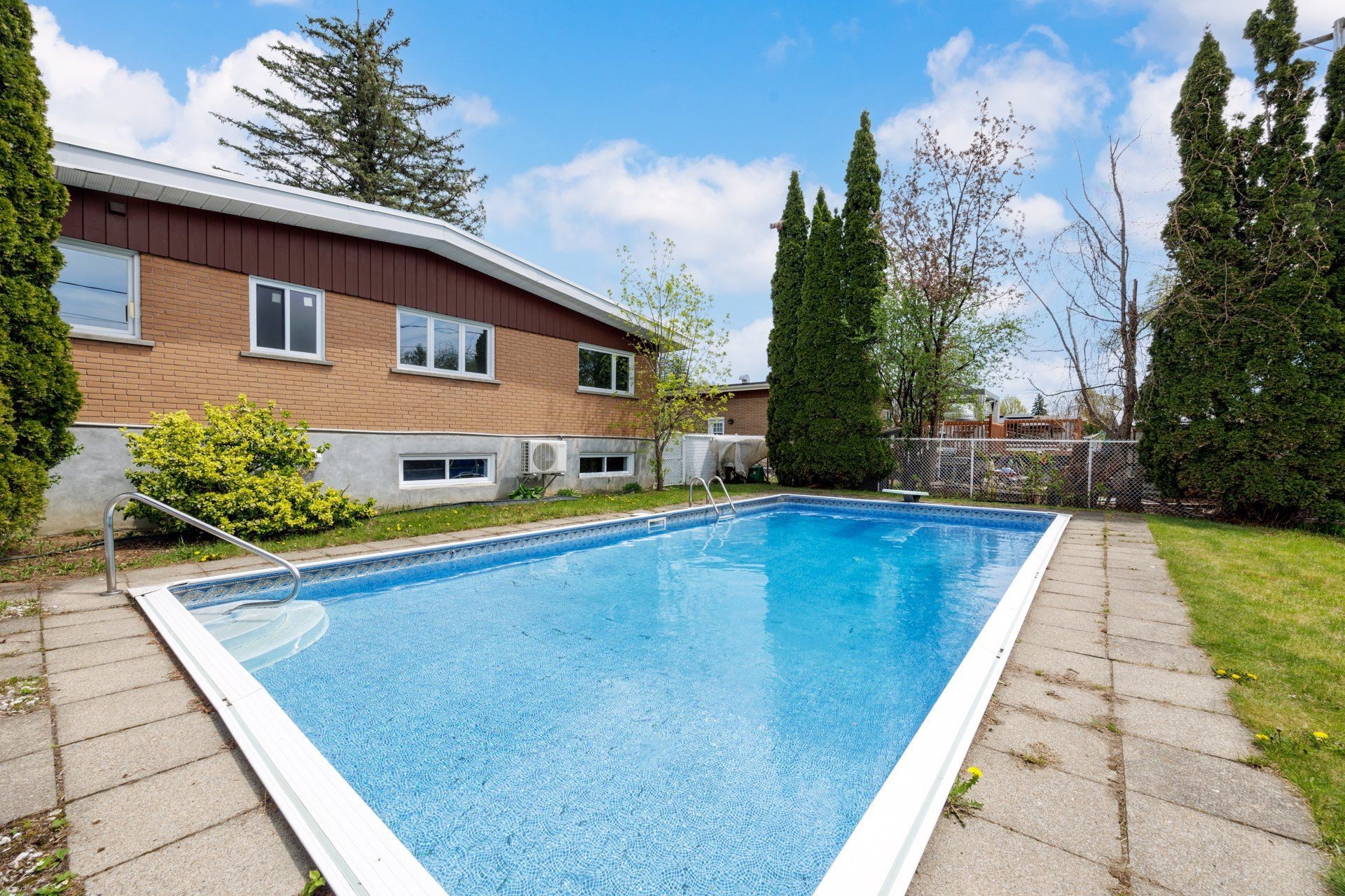 









552


Rue Hugo

,
Laval (Fabreville),




QC
H7P3L9


