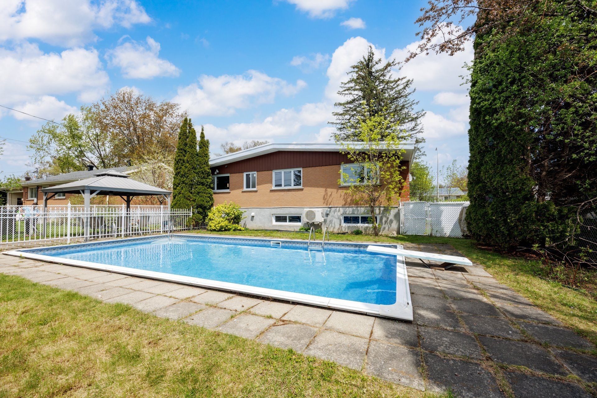 









552


Rue Hugo

,
Laval (Fabreville),




QC
H7P3L9


