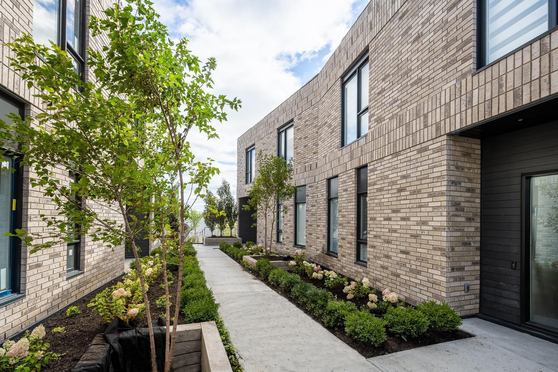 









302


Rg des Vingt

, 3,
Saint-Basile-le-Grand,




QC
J3N0E8

