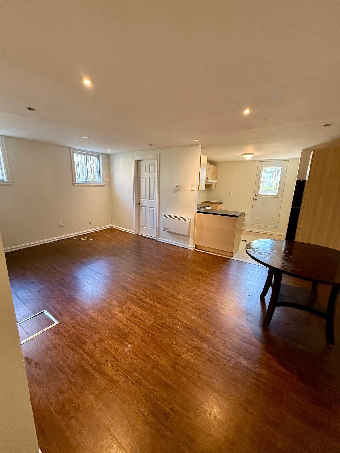 









575A


90e Avenue

,
Montréal (LaSalle),




QC
H8R2Z9

