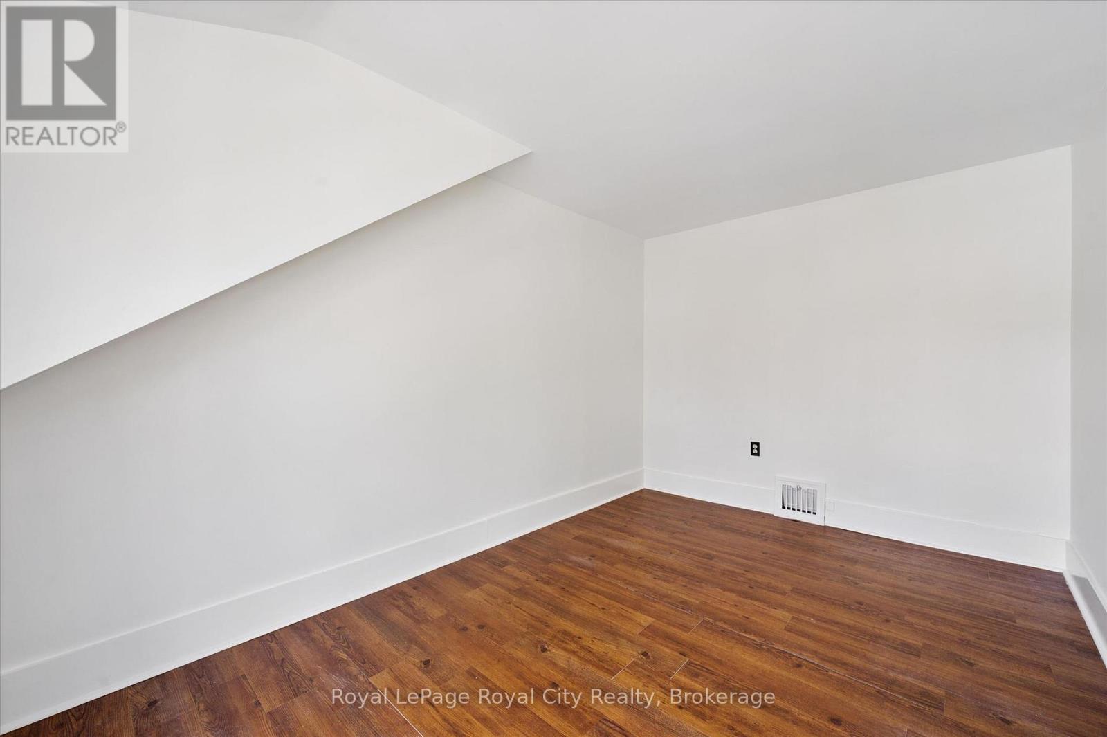 












199 NEEVE STREET

,
Guelph (St. Patrick's Ward),




Ontario
N1E5S5

