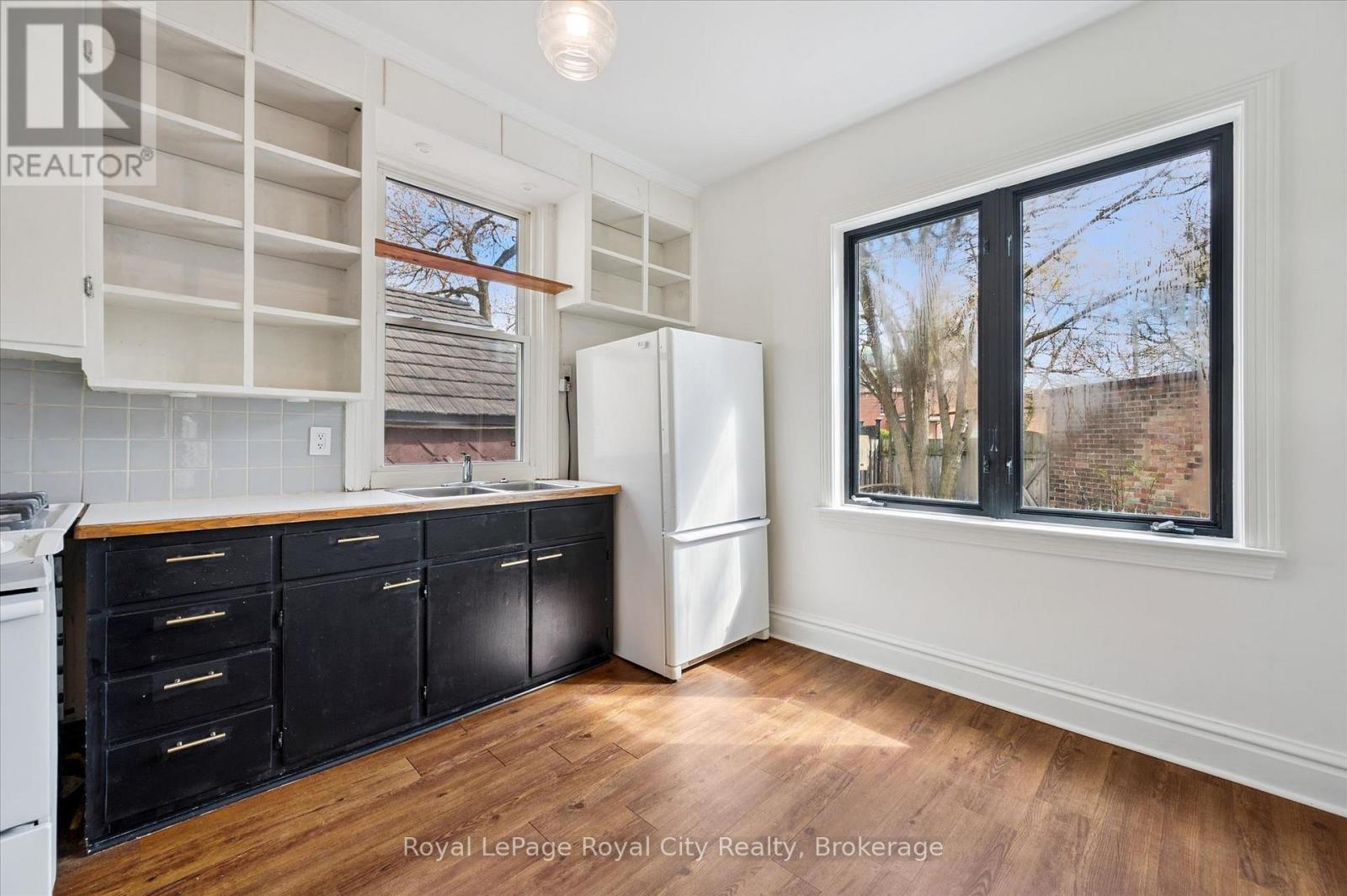 












199 NEEVE STREET

,
Guelph (St. Patrick's Ward),




Ontario
N1E5S5

