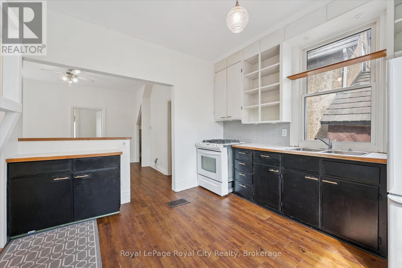 












199 NEEVE STREET

,
Guelph (St. Patrick's Ward),




Ontario
N1E5S5

