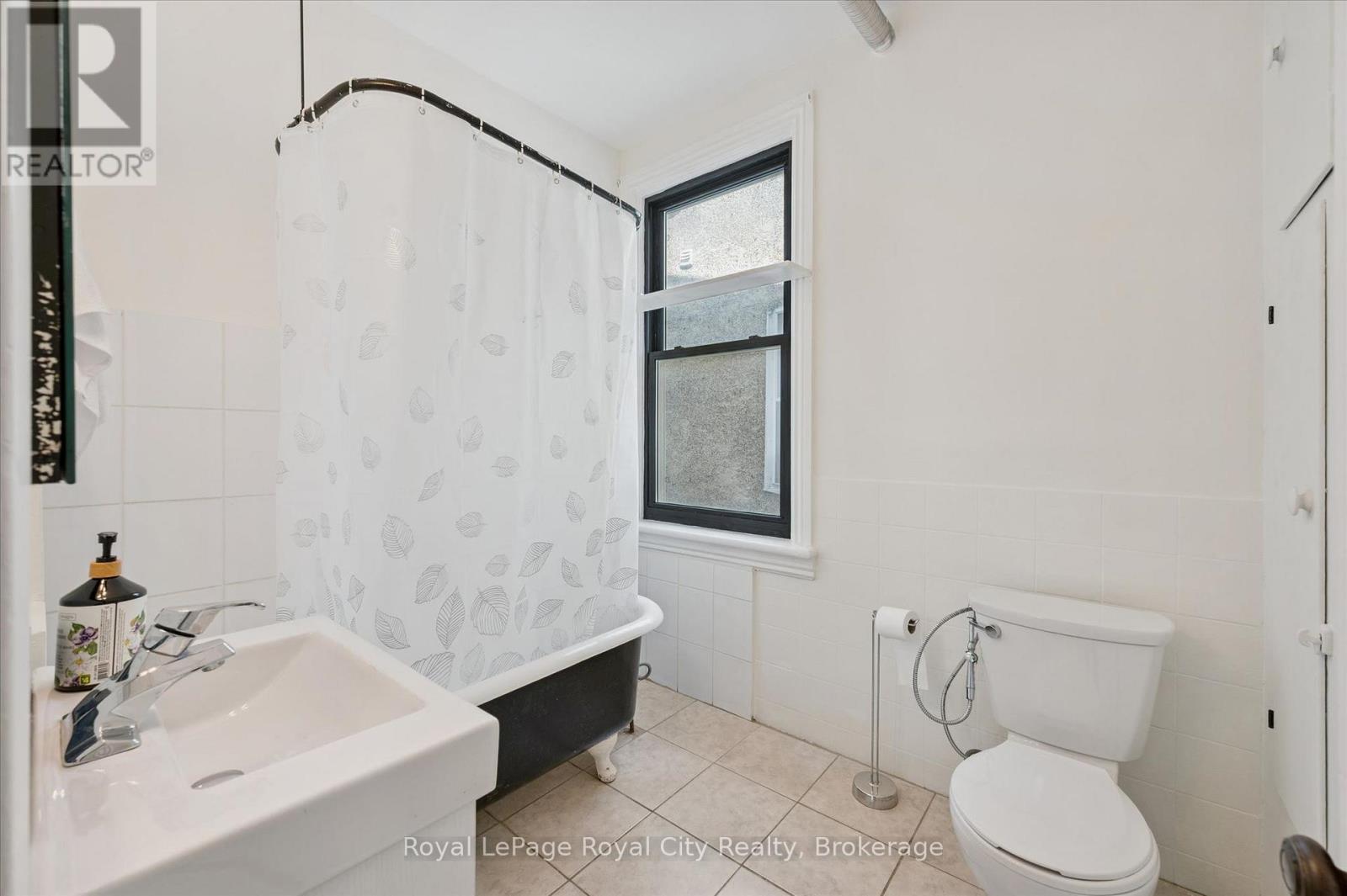 












199 NEEVE STREET

,
Guelph (St. Patrick's Ward),




Ontario
N1E5S5

