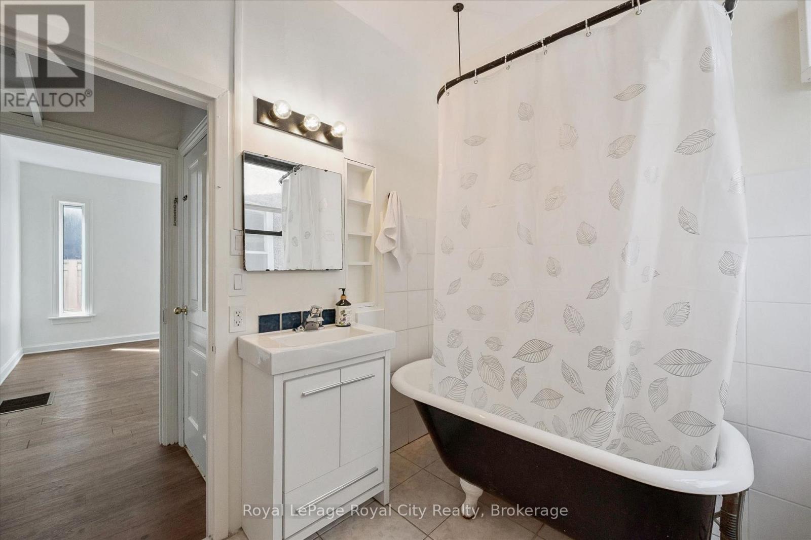 












199 NEEVE STREET

,
Guelph (St. Patrick's Ward),




Ontario
N1E5S5


