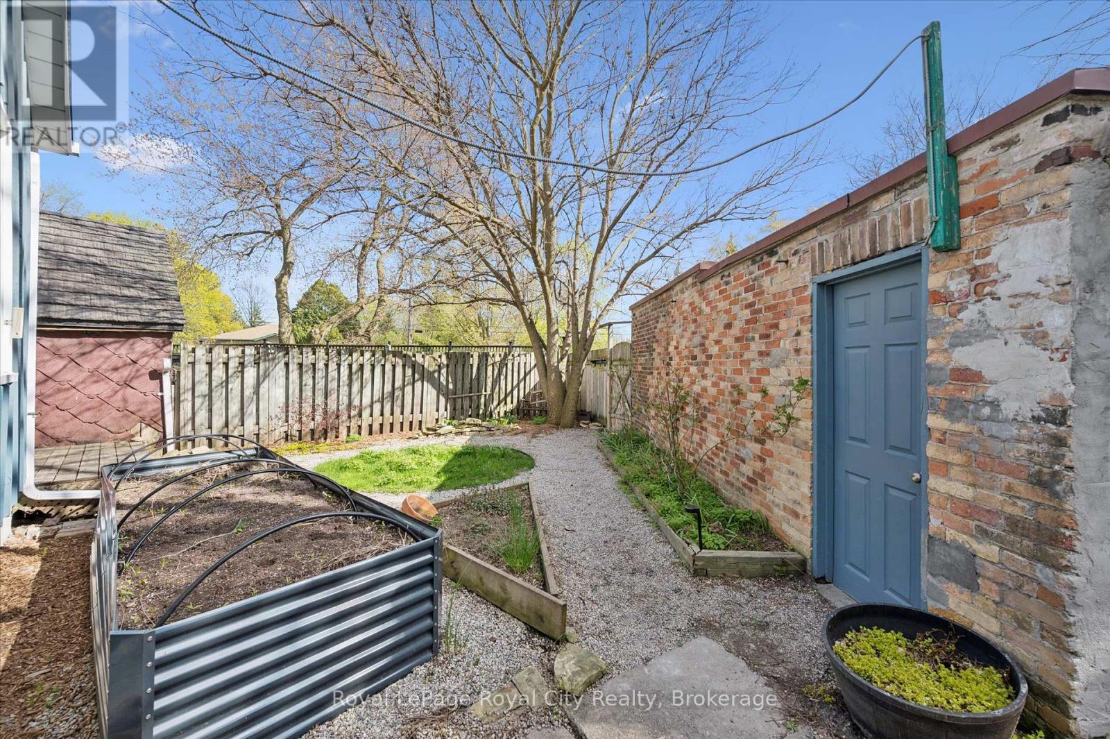 












199 NEEVE STREET

,
Guelph (St. Patrick's Ward),




Ontario
N1E5S5

