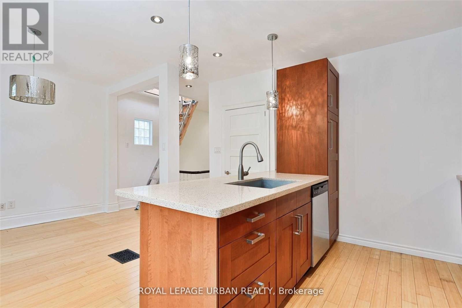 












323 ONTARIO STREET

,
Toronto,




Ontario
M5A2V8

