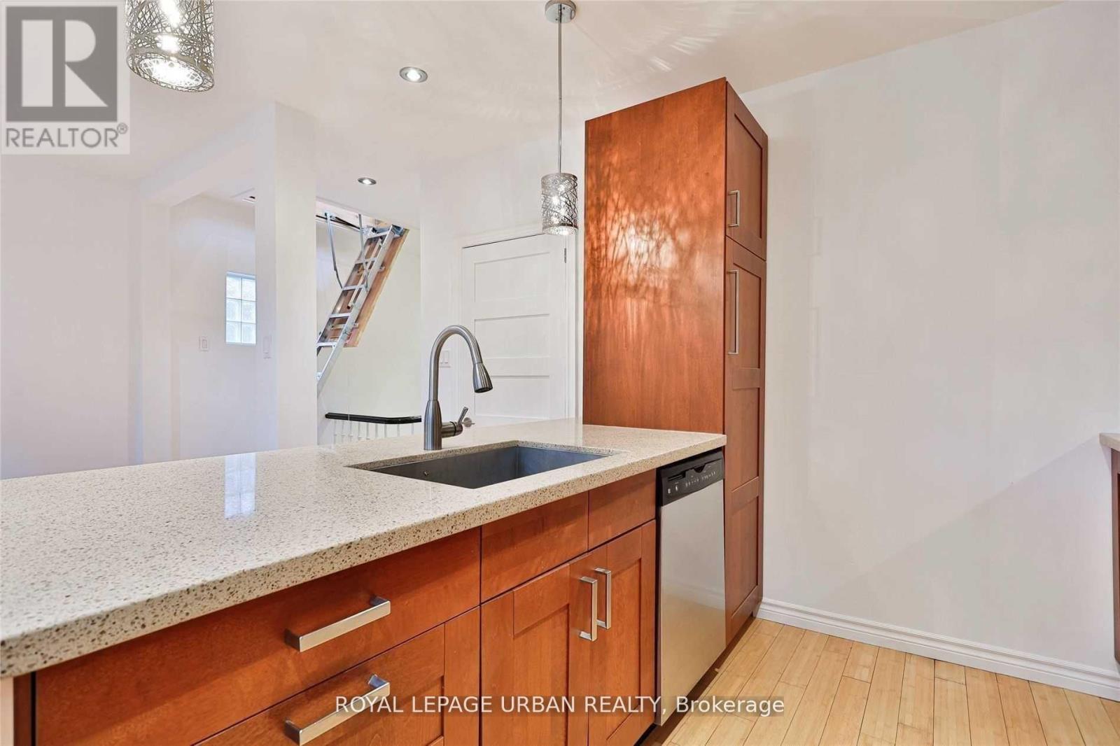 












323 ONTARIO STREET

,
Toronto,




Ontario
M5A2V8

