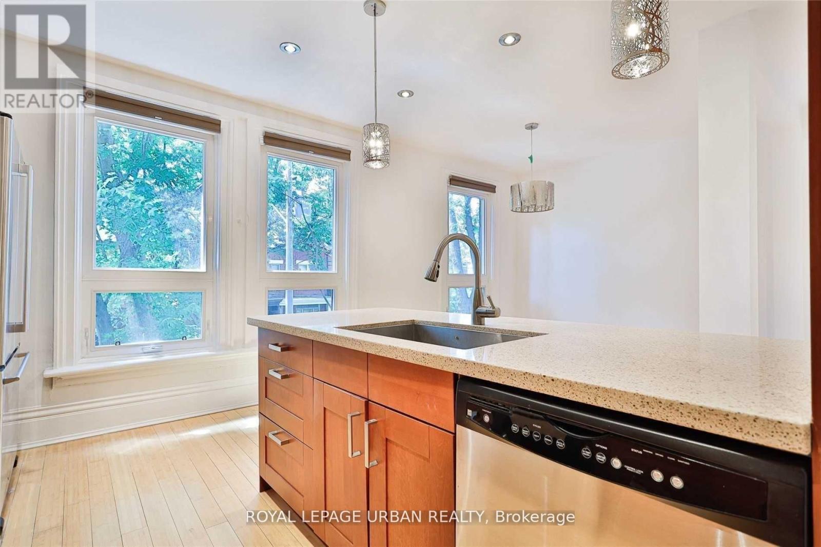 












323 ONTARIO STREET

,
Toronto,




Ontario
M5A2V8

