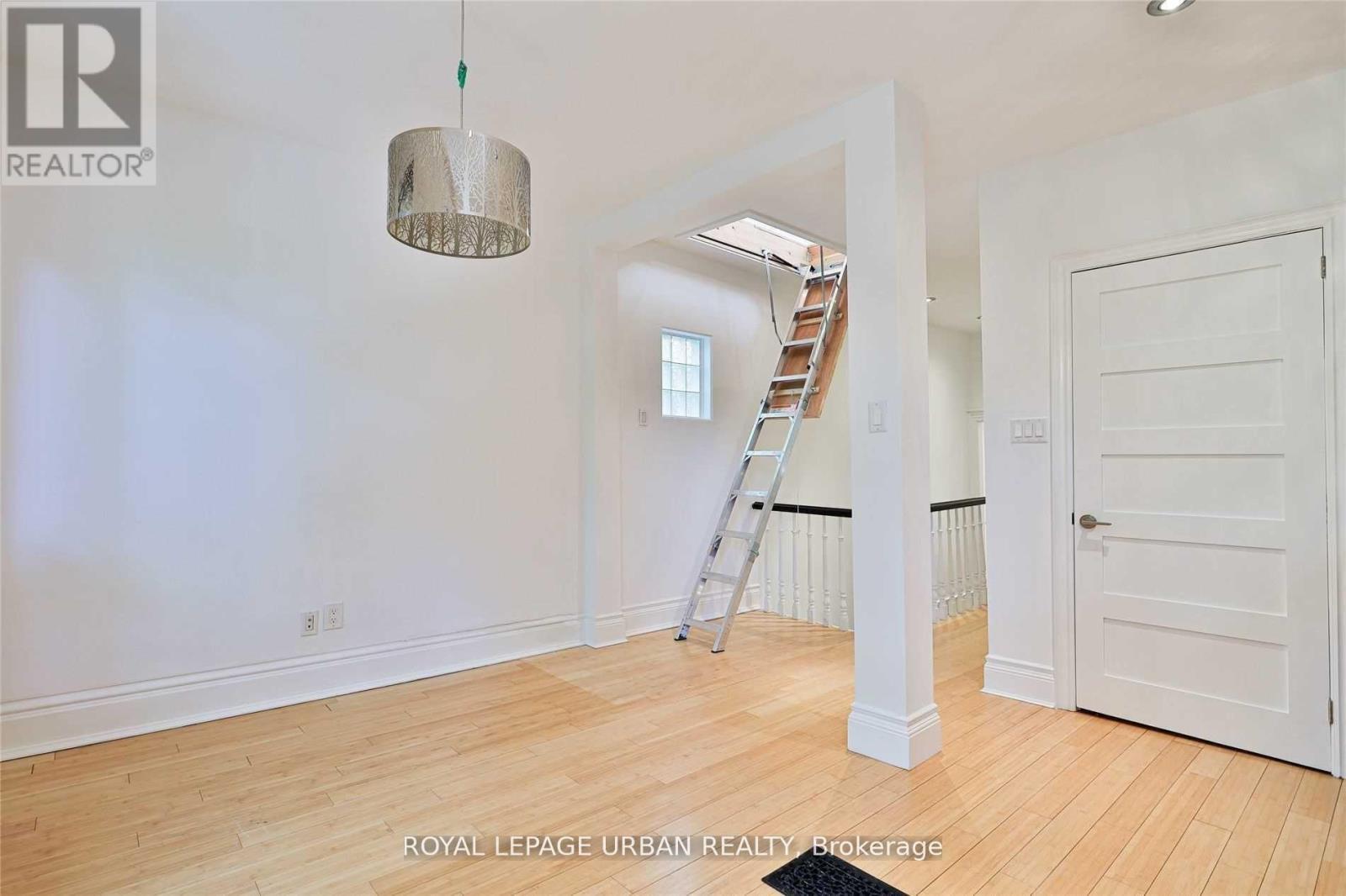 












323 ONTARIO STREET

,
Toronto,




Ontario
M5A2V8

