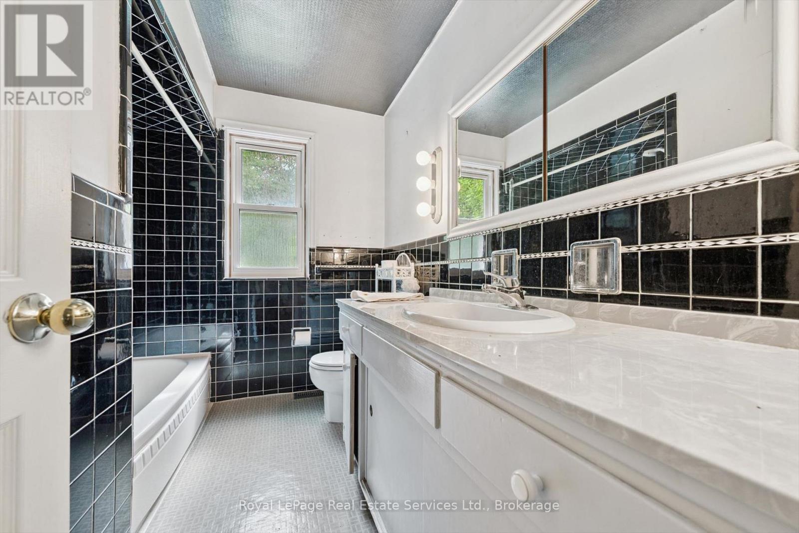 












1118 MELVIN AVENUE

,
Oakville (MO Morrison),




Ontario
L6J2V9

