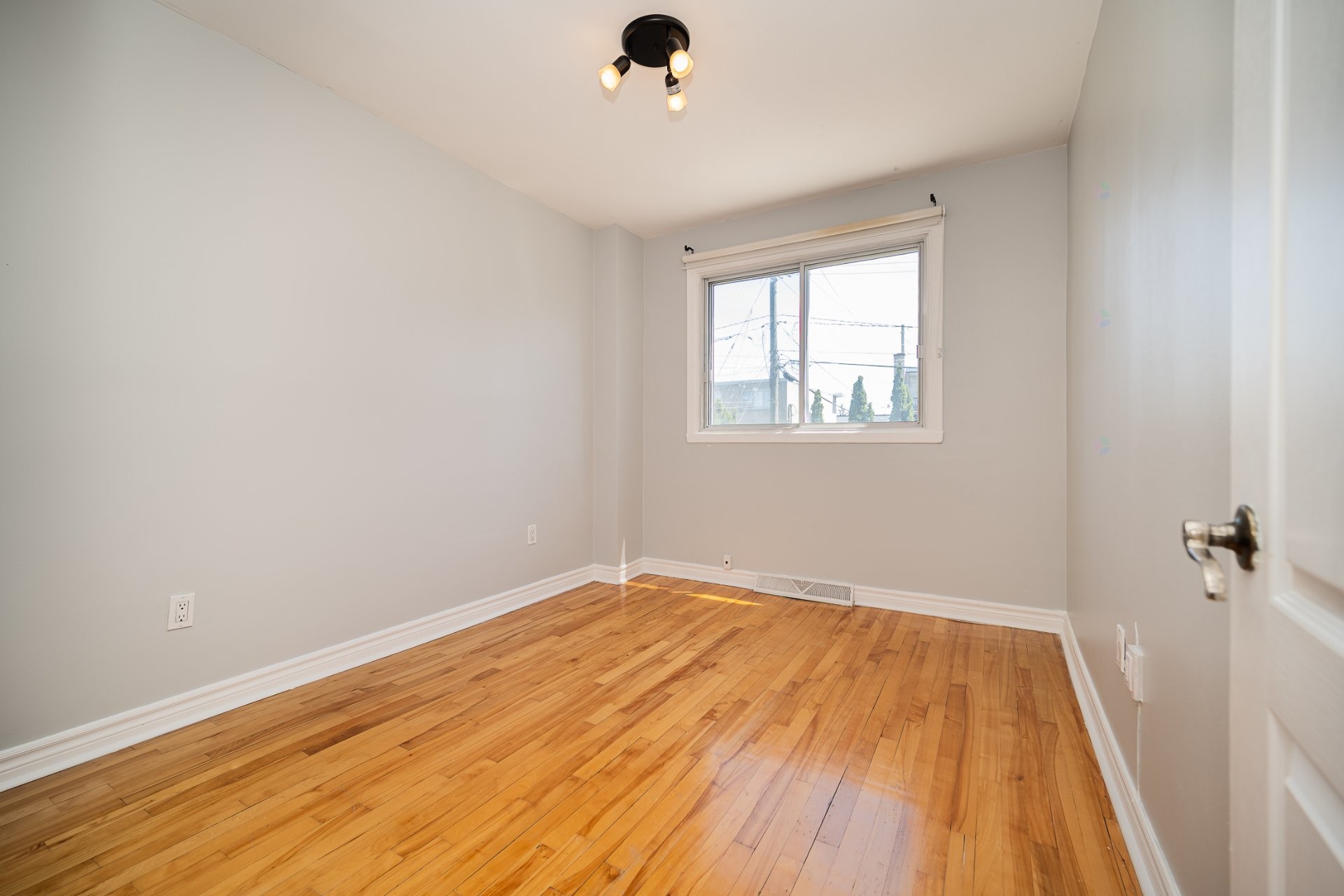 









4910


Boul. Notre-Dame

,
Laval (Chomedey),




QC
H7W1V5

