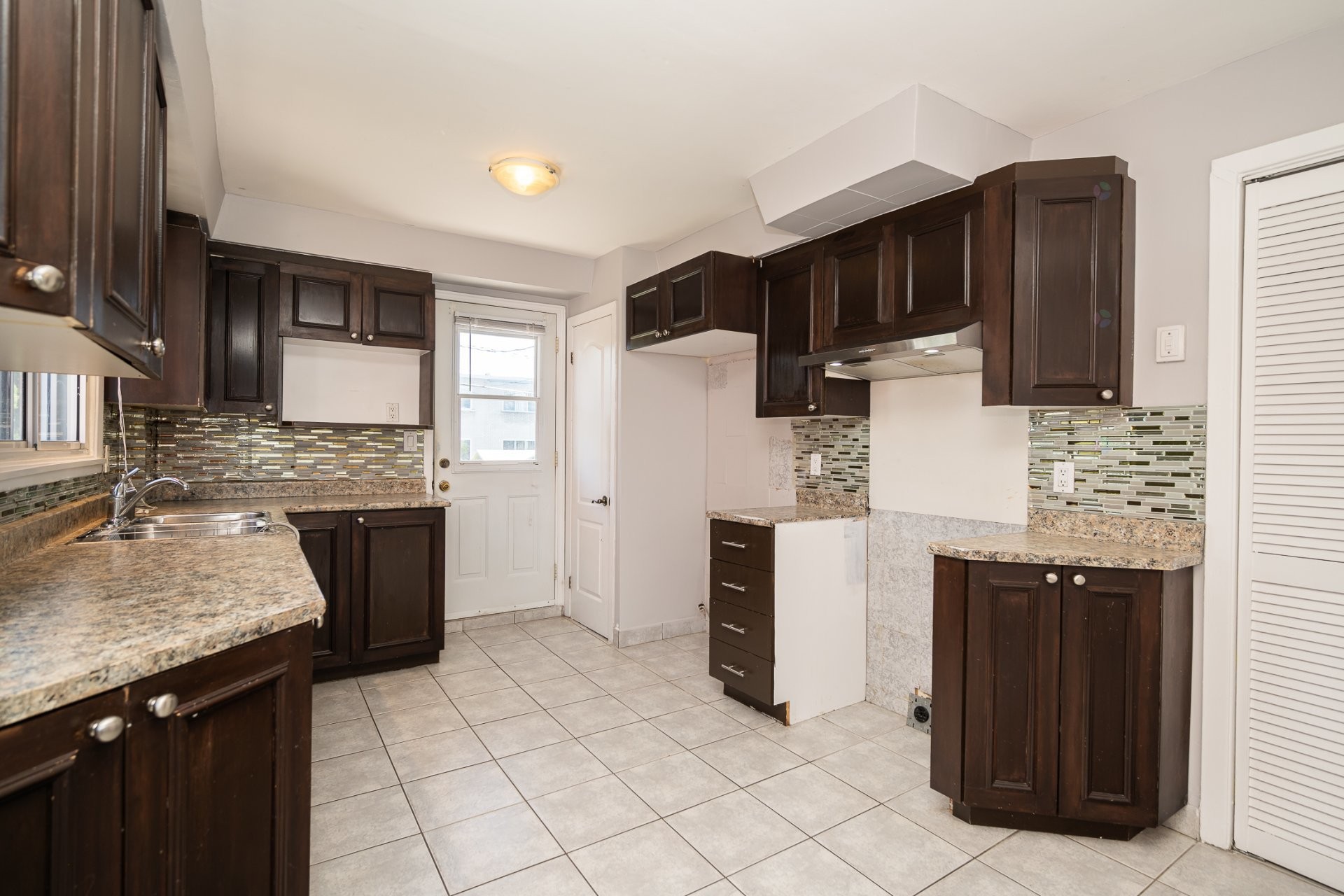 









4910


Boul. Notre-Dame

,
Laval (Chomedey),




QC
H7W1V5


