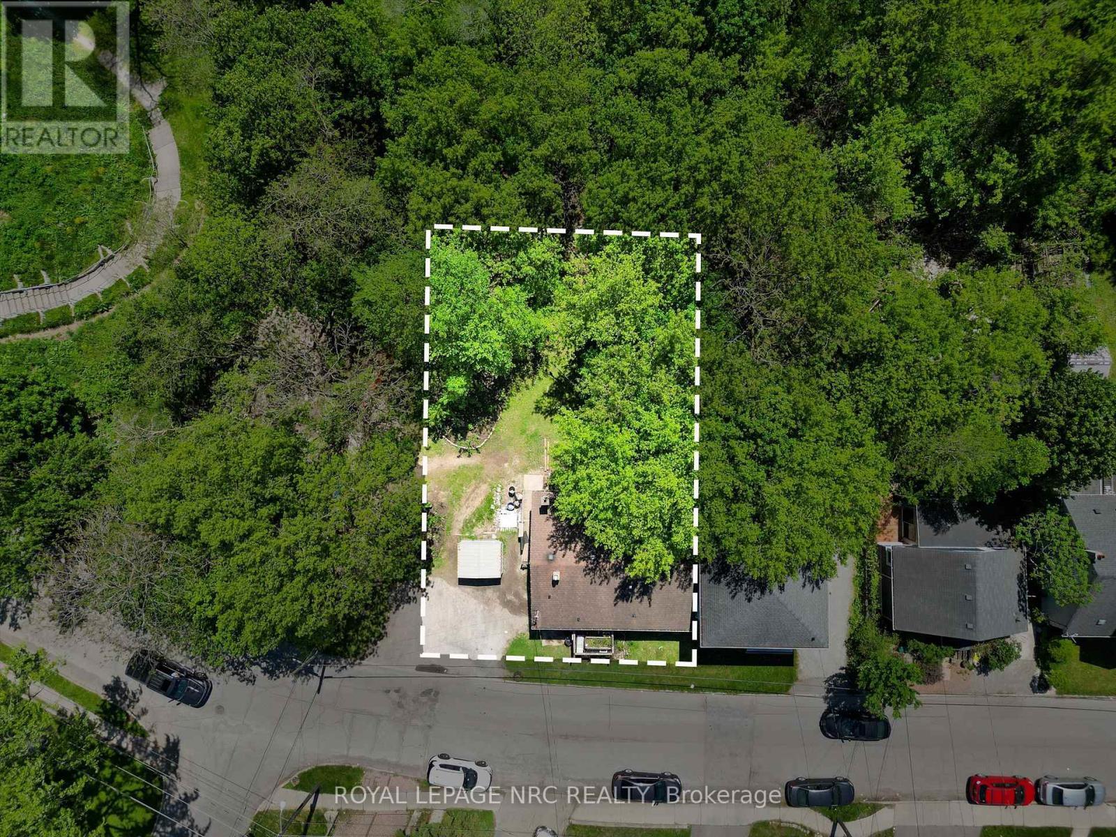 












27 GALE CRESCENT

,
St. Catharines (E. Chester),




Ontario
L2R3K8

