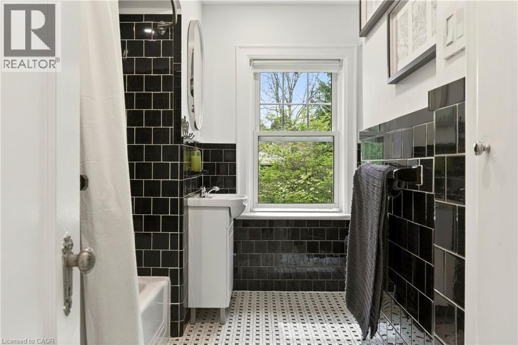 












13 TWEEDSMUIR Avenue

,
Dundas,




Ontario
L9H4H6

