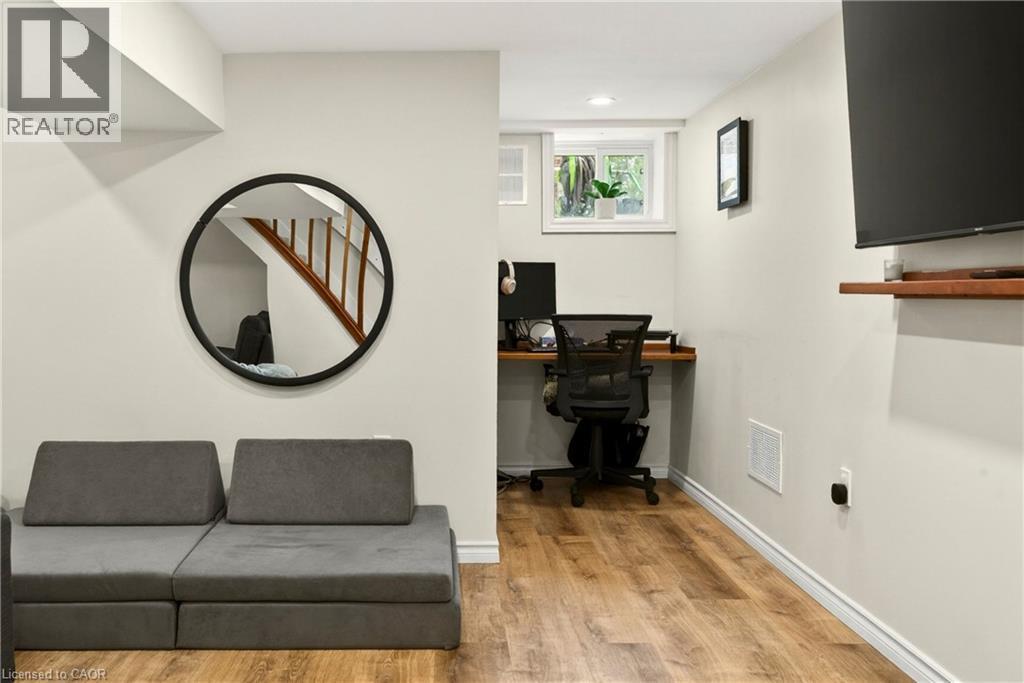 












13 TWEEDSMUIR Avenue

,
Dundas,




Ontario
L9H4H6

